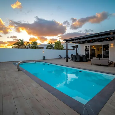 Villa Beautiful Puerto Del Carmen 3 Bedrooms Crystal Private Pool Close To Amenities Lanzarote Tias